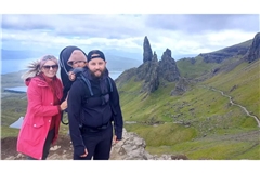 Der Anfang war holprig, dann fanden Sabrina und Sascha Prater aber zueinander. Ihr gemeinsames Hobby: Reisen. Da nehmen sie nun auch gerne ihre kleine Tochter mit.