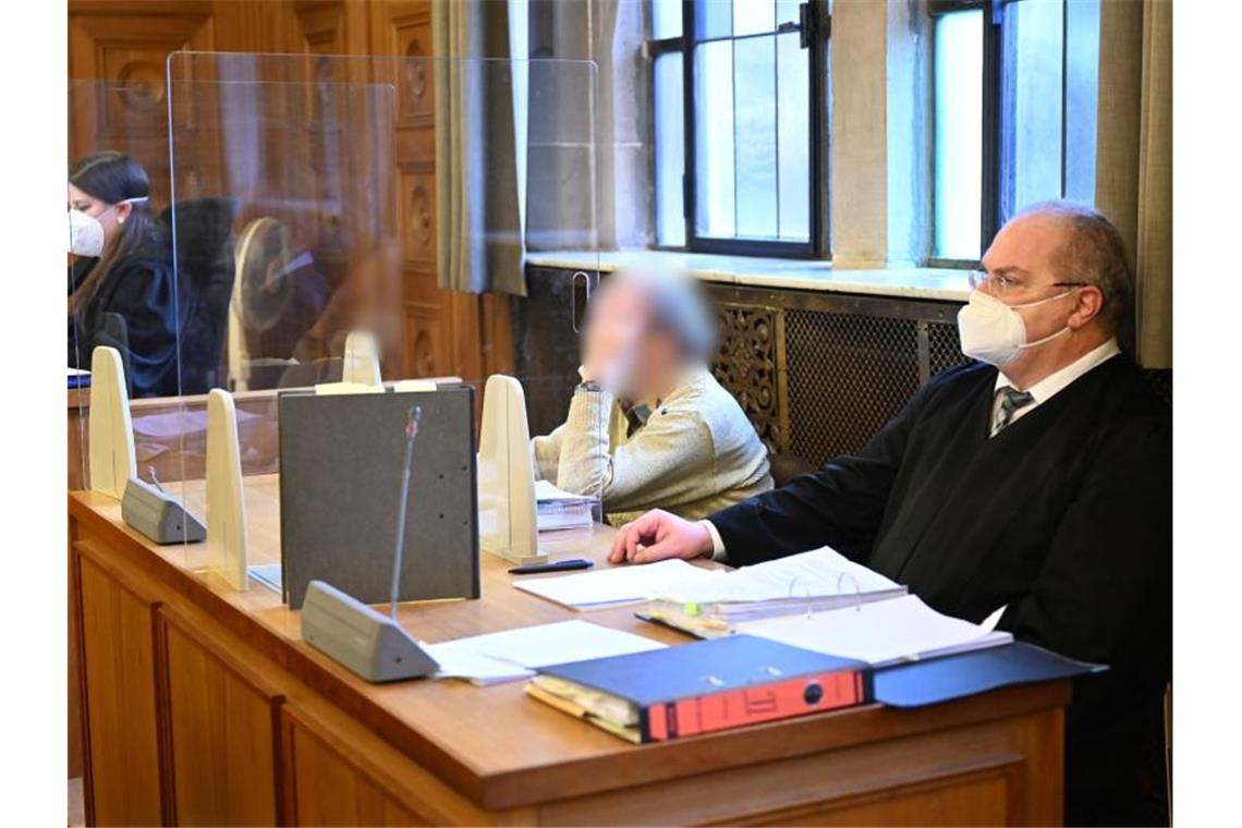 Missbrauchsprozess: Bewährungsstrafe für Psychotherapeuten Der Angeklagte (2.v.r.) sitzt im Gerichtssaal neben seinem Anwalt Christoph Bühler (r). Foto: Bernd Weißbrod/dpa/Archivbild