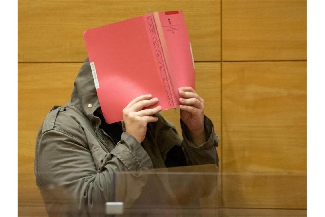 Vergewaltigungen im Krankenhaus: Elf Jahre Haft für Arzt Der angeklagte Arzt kommt in einen Sitzungssaal des Bielefelder Landgerichts. Foto: Friso Gentsch/dpa