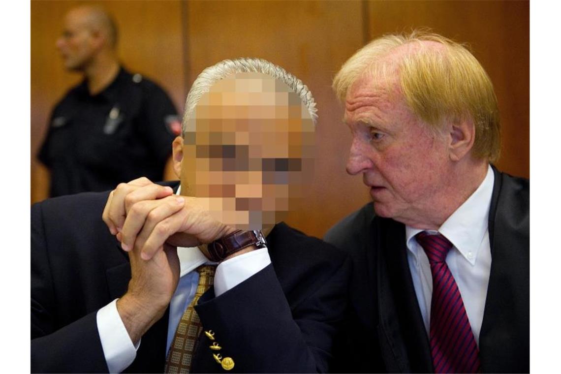 Der angeklagte Arzt (l.) Ende August 2013 im Prozess mit seinem Verteidiger Steffen Stern. Foto: picture alliance/dpa/Archiv