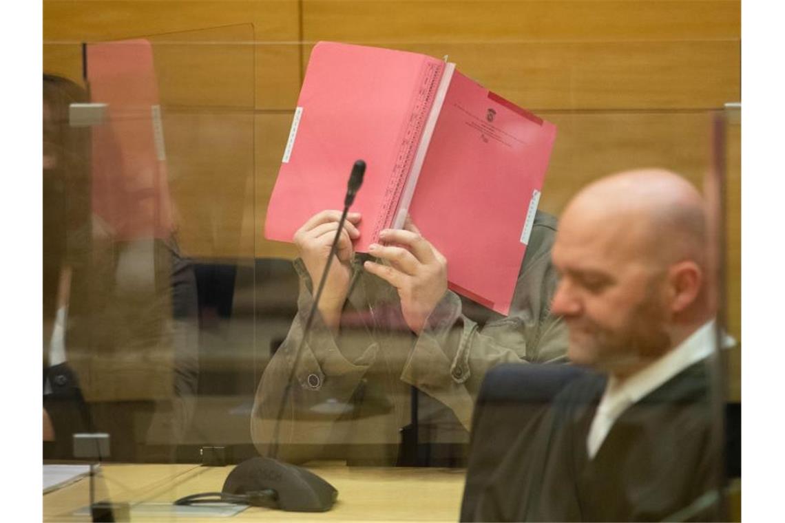 Vorwurf Vergewaltigung: Gericht rät Arzt zur Aussage Der angeklagte Arzt (M) im Sitzungssaal des Landgerichts Bielefeld. Foto: Friso Gentsch/dpa