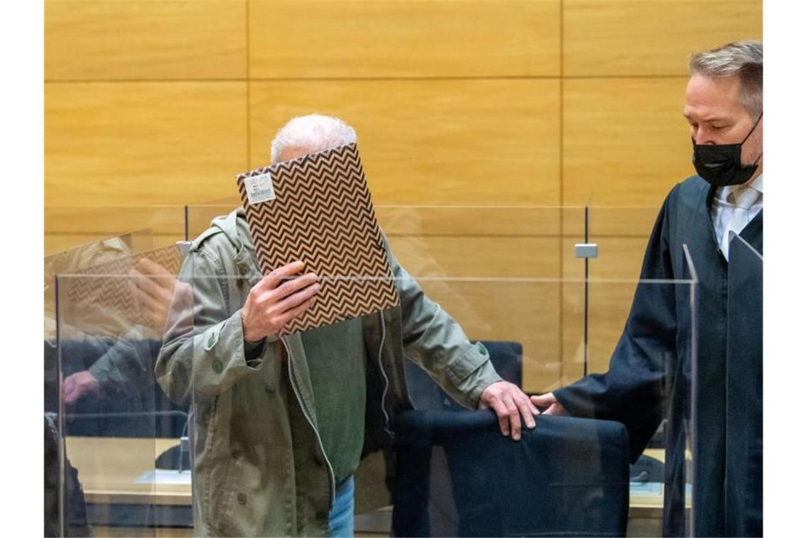 Angeklagter legt Geständnis nach Doppelmord ab Der Angeklagte beim Prozessauftakt im Gerichtssaal am Landgericht Bielefeld neben seinem Rechtsanwalt. Foto: Lino Mirgeler/dpa