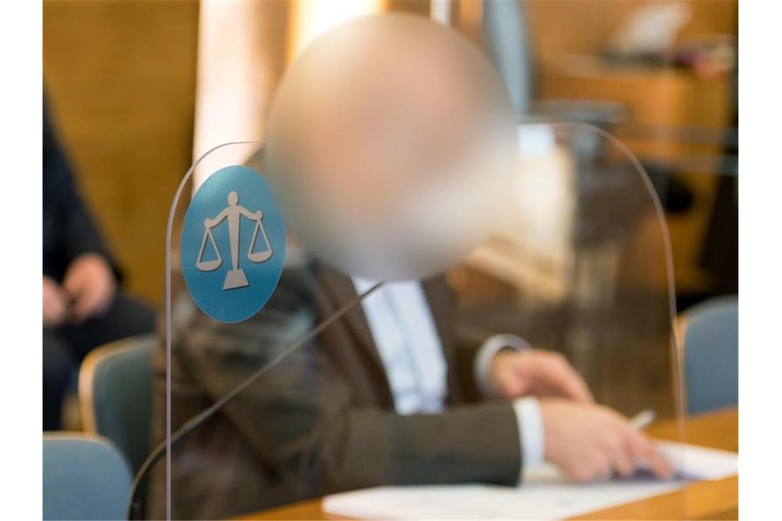 Falscher Impfarzt räumt zum Prozessauftakt Vorwürfe ein Der Angeklagte beim Prozessauftakt im Landgericht Traunstein. Foto: Tobias Hase/dpa