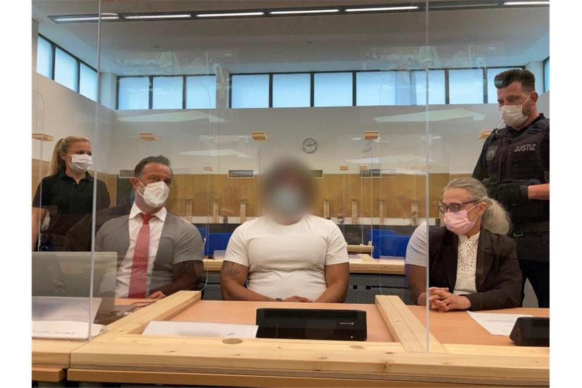 Versuchter Goldschatz-Raub: Täter muss drei Jahre in Haft Der Angeklagte beim Prozessauftakt in Trier. Foto: Birgit Reichert/dpa