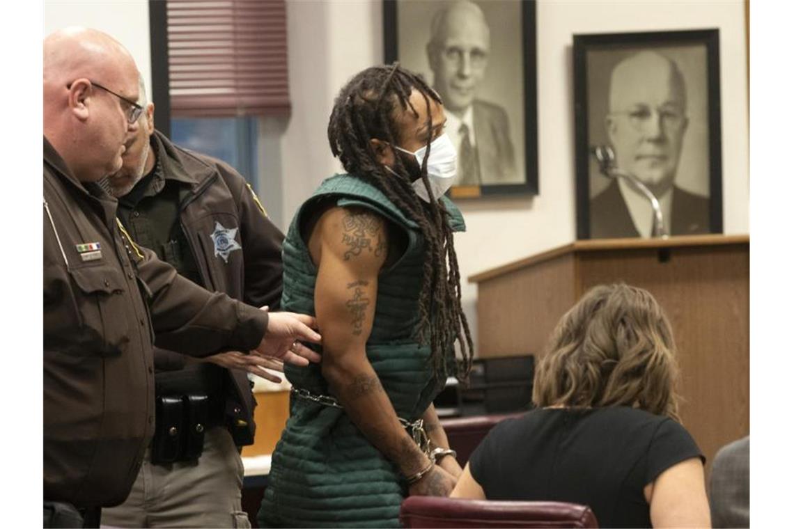 Der Angeklagte Darrell B. (m.) wird nach seinem ersten Auftritt vor dem Waukesha County Court aus dem Gerichtssaal geführt. Foto: Mark Hoffman/Pool Milwaukee Journal-Sentinel/AP/dpa