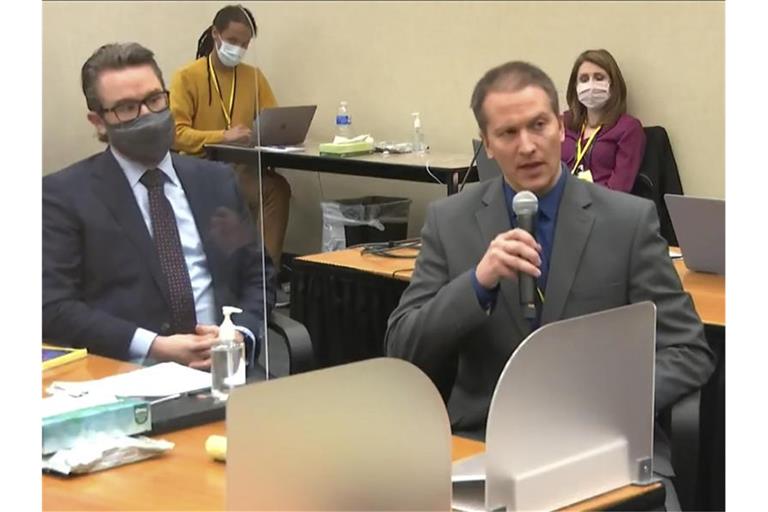 Der Angeklagte Derek Chauvin (r) und sein Anwalt Eric Nelson im Prozess Mitte April. Foto: Uncredited/Pool Court TV/AP/dpa