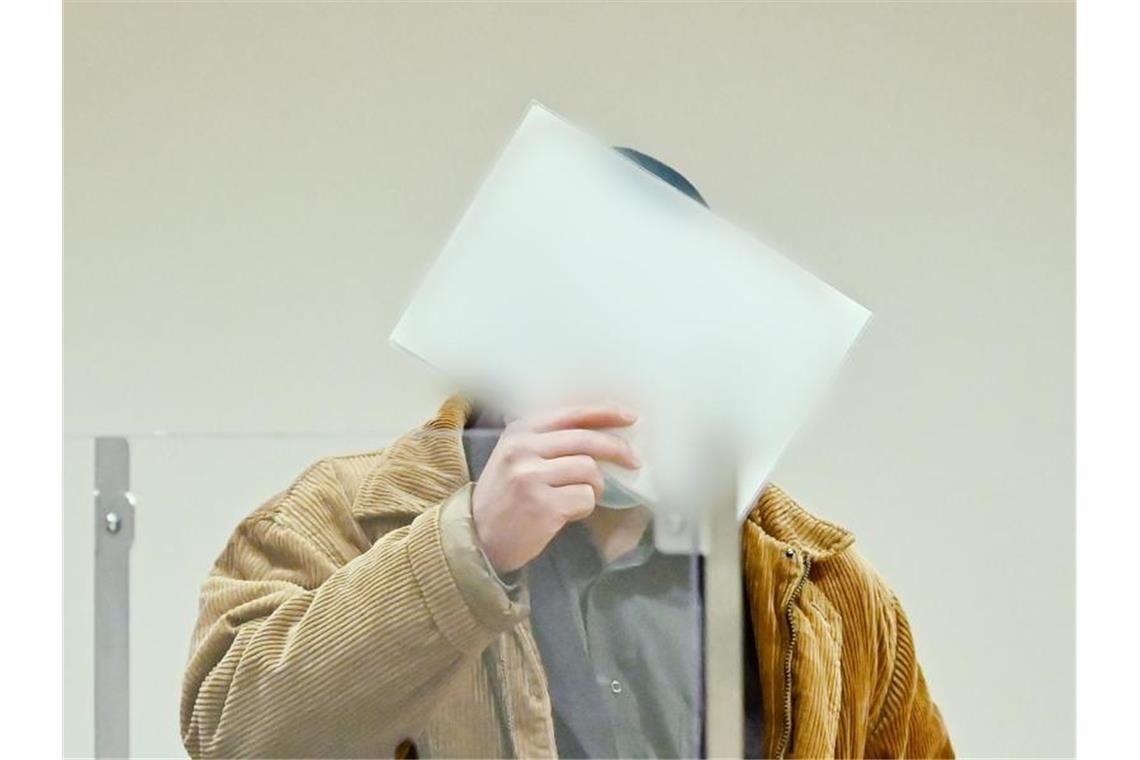 Kindesmissbrauch: Bewährungsstrafe für Erzieher Der angeklagte Erzieher steht im Verhandlungssaal des Landgerichts. Foto: Uwe Anspach/dpa