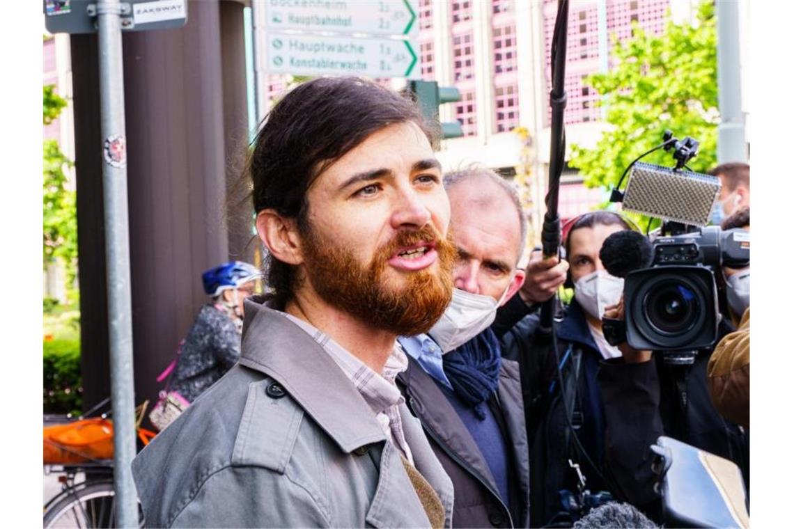 Prozess gegen Offizier Franco A.: Vorwürfe an Ankläger Der Angeklagte Franco A. spricht vor Beginn des Strafprozesses in Frankfurt vor dem Gerichtsgebäude mit Journalisten. Foto: Andreas Arnold/dpa