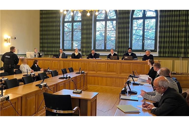 Der angeklagte Häftling ließ über seine Verteidigerin erklären, dass er sich zu einem späteren Zeitpunkt im Landgericht Stendal äußern wird. Er soll seine Ehefrau während eines Besuchs in einer sogenannten Liebeszelle in der Justizvollzugsanstalt Burg erwürgt haben.