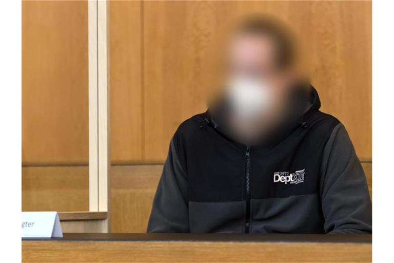 Der Angeklagte im Amtsgericht Aschaffenburg. Der 29-Jährige steht wegen fahrlässiger Tötung vor Gericht. Foto: Karl-Josef Hildenbrand/dpa
