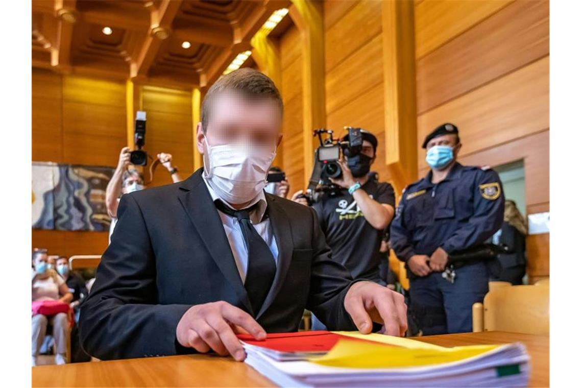 Der Angeklagte im Fünfachmord-Prozess ist zu lebenslanger Haft verurteilt worden. Foto: Expa/Johann Groder/APA/dpa