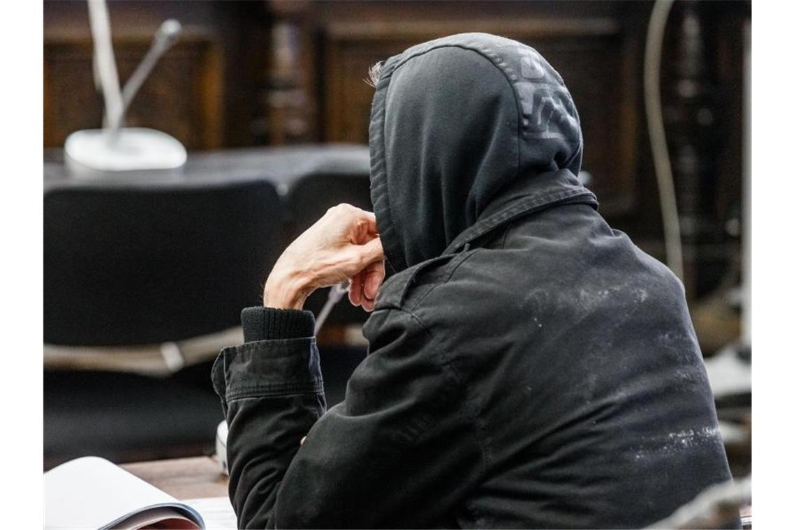 „Mord verjährt nie“ - Verurteilung für Morde in den 90ern Der Angeklagte im Gericht. Foto: Markus Scholz/dpa