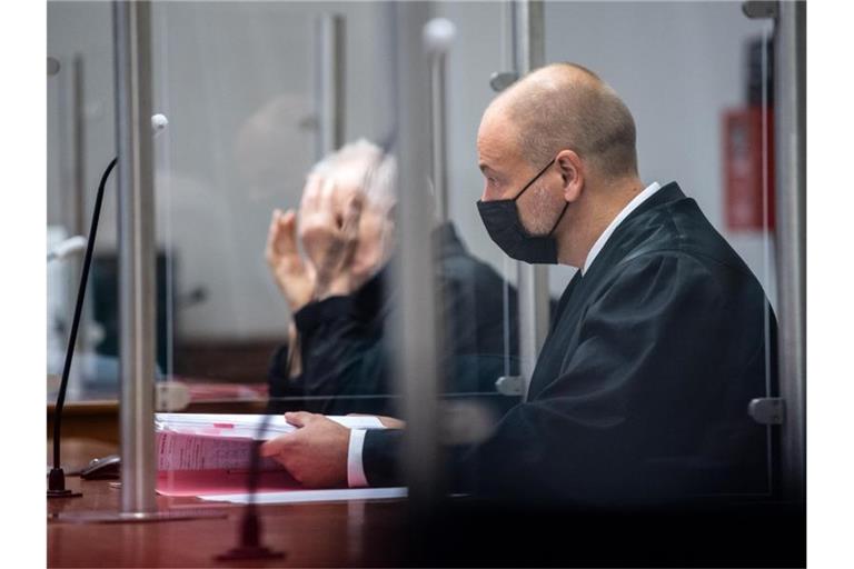 Der Angeklagte im Landgericht Lüneburg neben seinem Anwalt Thorsten Heß. Foto: Sina Schuldt/dpa
