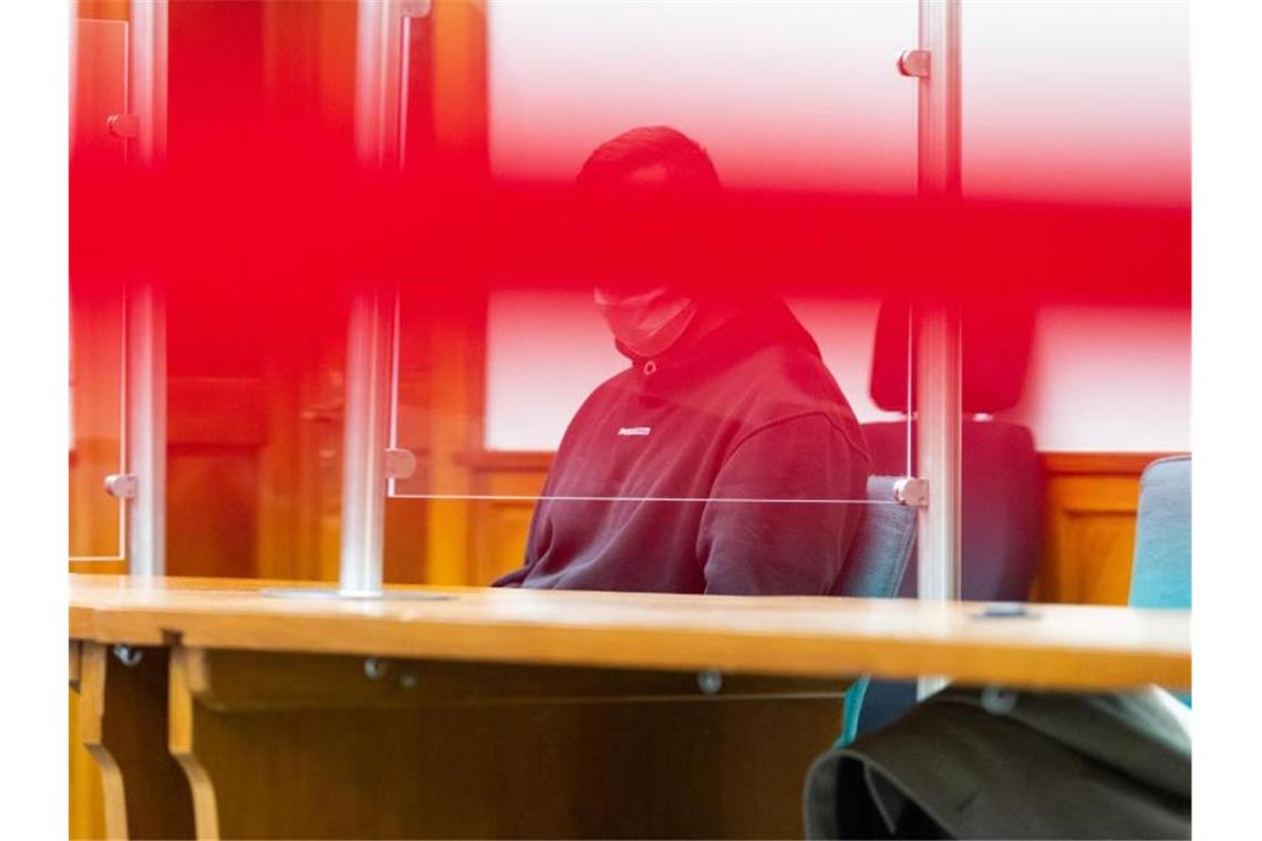 Drei Morde: Lebenslang mit Sicherungsverwahrung Der Angeklagte im Saal des Landgerichts Lüneburg. Foto: Philipp Schulze/dpa