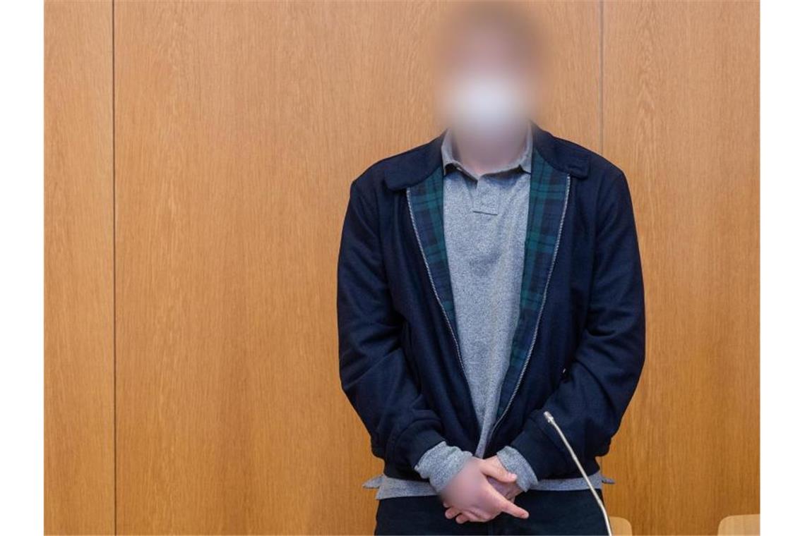 Der Angeklagte im Verhandlungssaal des Landgerichts Landshut. Foto: Armin Weigel/dpa