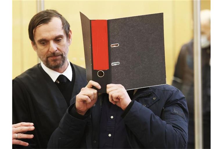 Der angeklagte IS-Terrorist Nils D. (r.) mit seinem Anwalt Jan-Henrik Heinz. Foto: Oliver Berg/dpa
