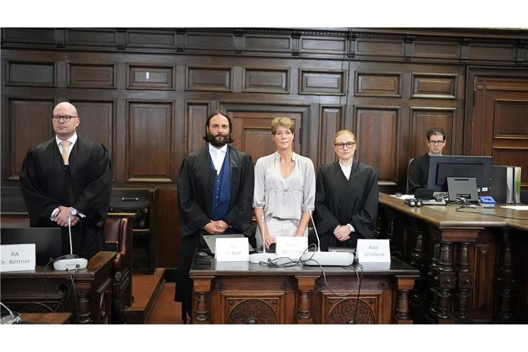 Der angeklagte Israeli sitzt als einziger Beschuldigter in Untersuchungshaft und wird erst in den Gerichtssaal geführt, wenn die Fotografen ihn verlassen haben.