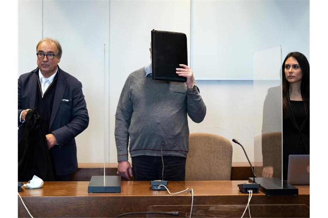 Der angeklagte katholische Priester (M) im Gerichtssaal in Köln. Foto: Federico Gambarini/dpa