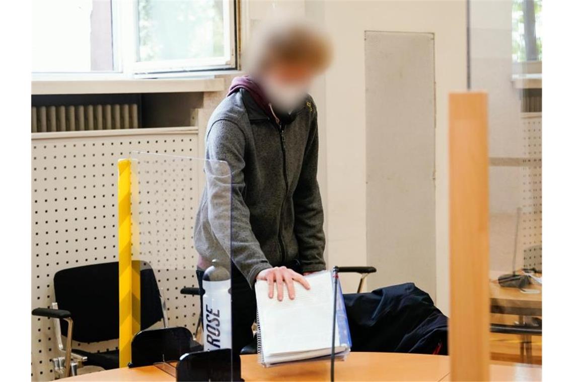 Der angeklagte Klimaaktivist setzt sich vor Gericht in Mannnheim. Foto: Uwe Anspach/dpa