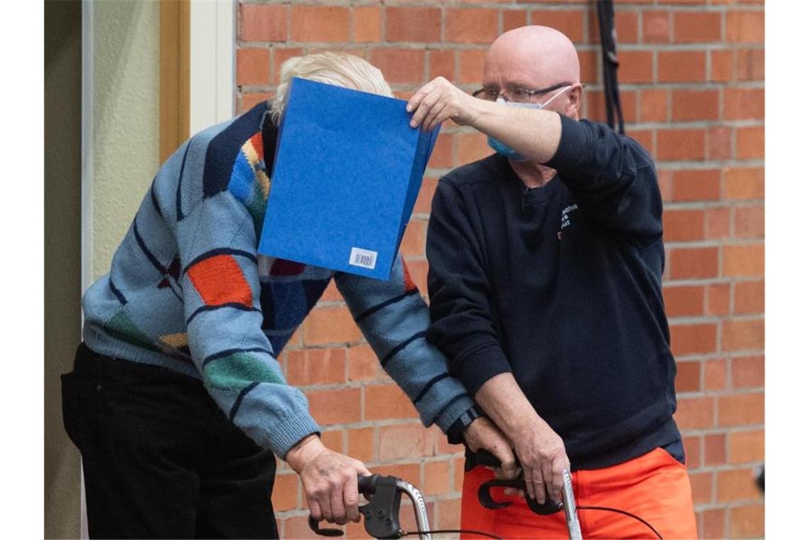 KZ-Prozess: Richter fordert Angeklagten zur Aussage auf Der Angeklagte kommt in Brandenburg/Havel in den Gerichtssaal. Foto: Christophe Gateau/dpa