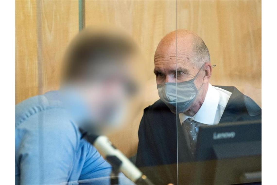 Sexvideos und Missbrauchsbilder: Polizist verurteilt Der Angeklagte (l) im Gerichtssaal in Coburg neben seinem Anwalt Till Wagler. Foto: Nicolas Armer/dpa