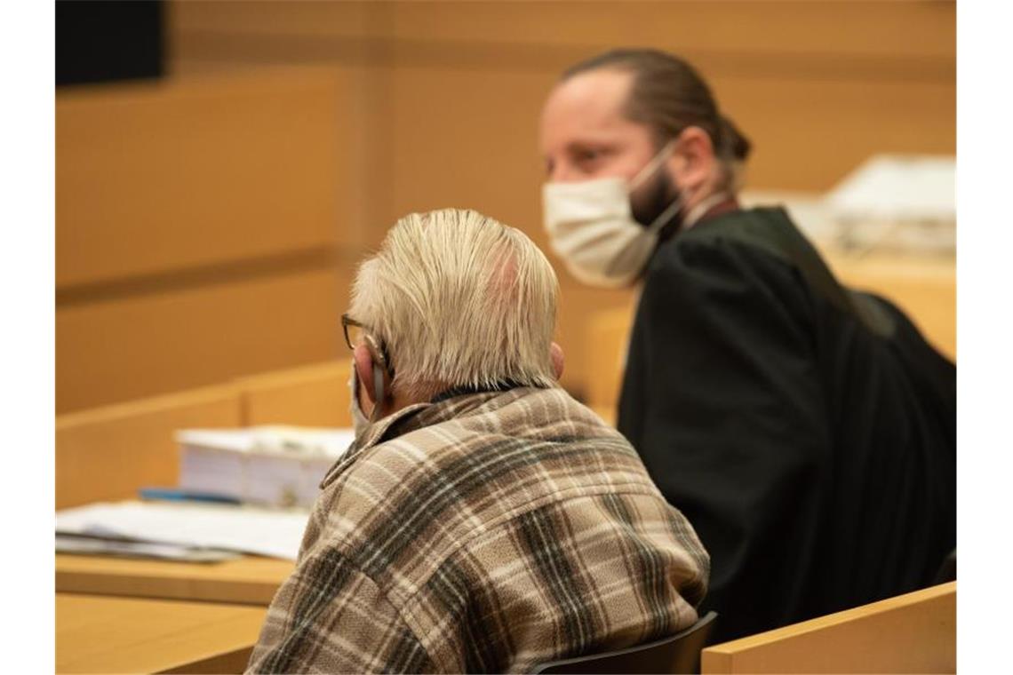 92-Jähriger erstickt kranke Frau aus Liebe Der Angeklagte (l.) neben seinem Anwalt Norman Jacob. Foto: Nicolas Armer/dpa