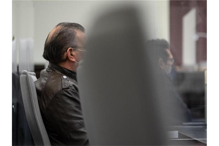 Der Angeklagte (l.) neben seinem Verteidiger im Schwurgerichtssaal des Landgerichts Paderborn. Foto: Friso Gentsch/dpa