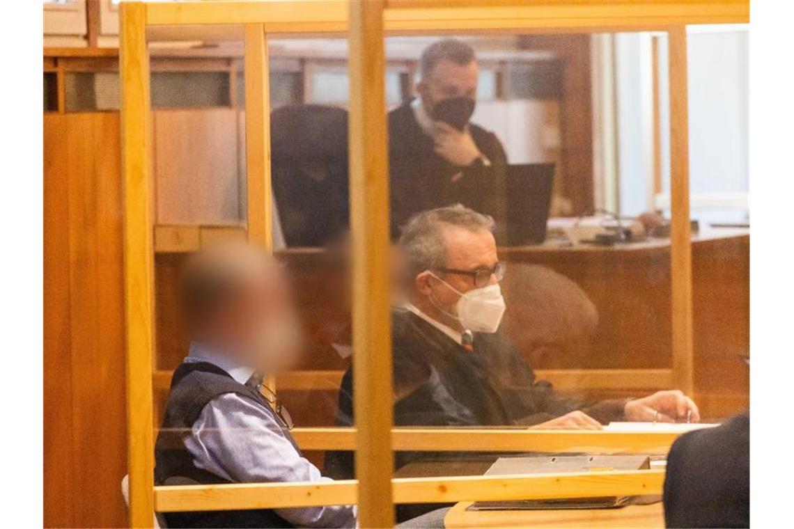 Der Angeklagte (l) sitzt im Saal 2 des Landgericht Offenburg neben seinem Anwalt. Foto: Philipp von Ditfurth/dpa