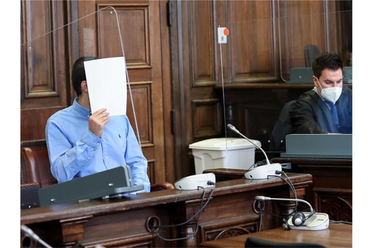 Der Angeklagte (l) sitzt neben seinem Anwalt Haydar Güler im Gerichtssaal im Strafjustizgebäude. Foto: Christian Charisius/dpa/Pool/dpa