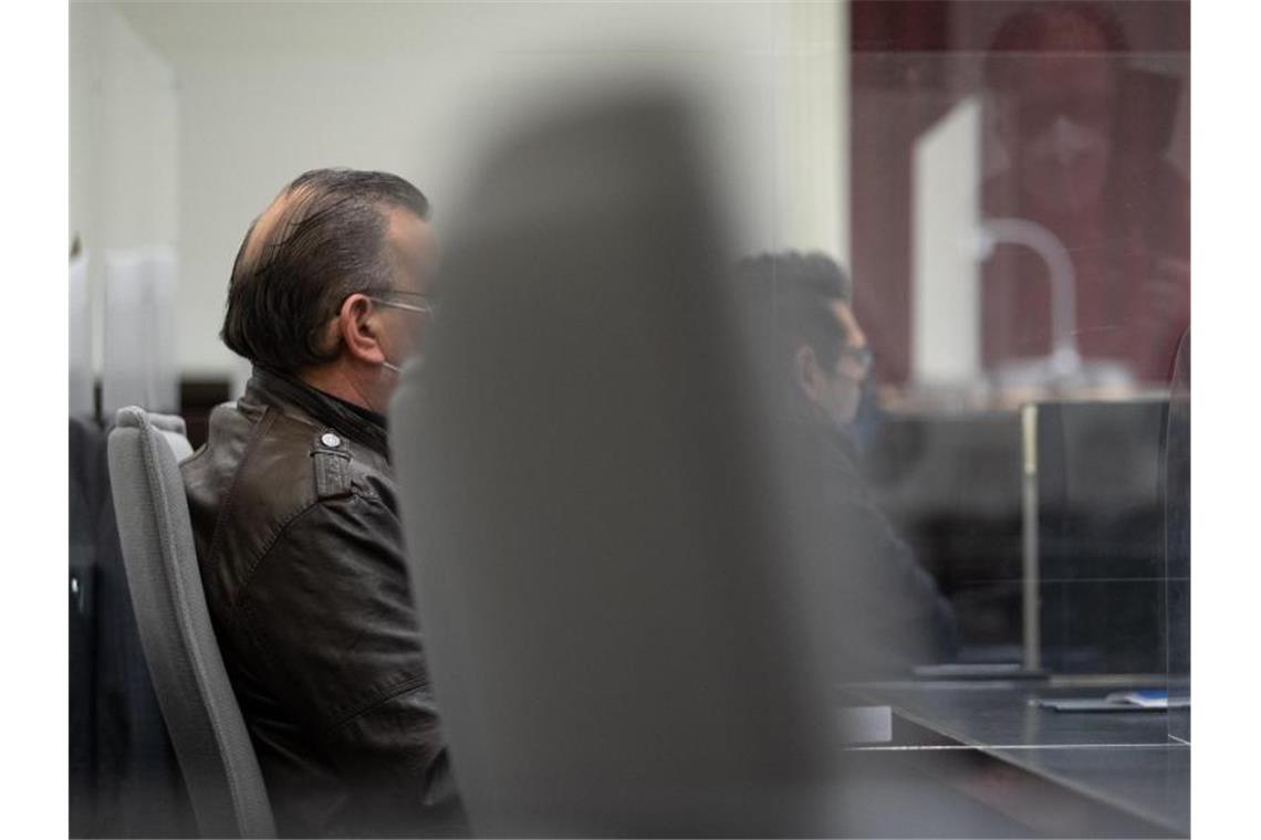 Lübcke-Mord: Angeklagter bestreitet Verkauf der Tatwaffe Der Angeklagte (l.) sitzt neben seinem Verteidiger Ashraf Abouzeid im Schwurgerichtssaal vom Landgericht Paderborn. Foto: Friso Gentsch/dpa