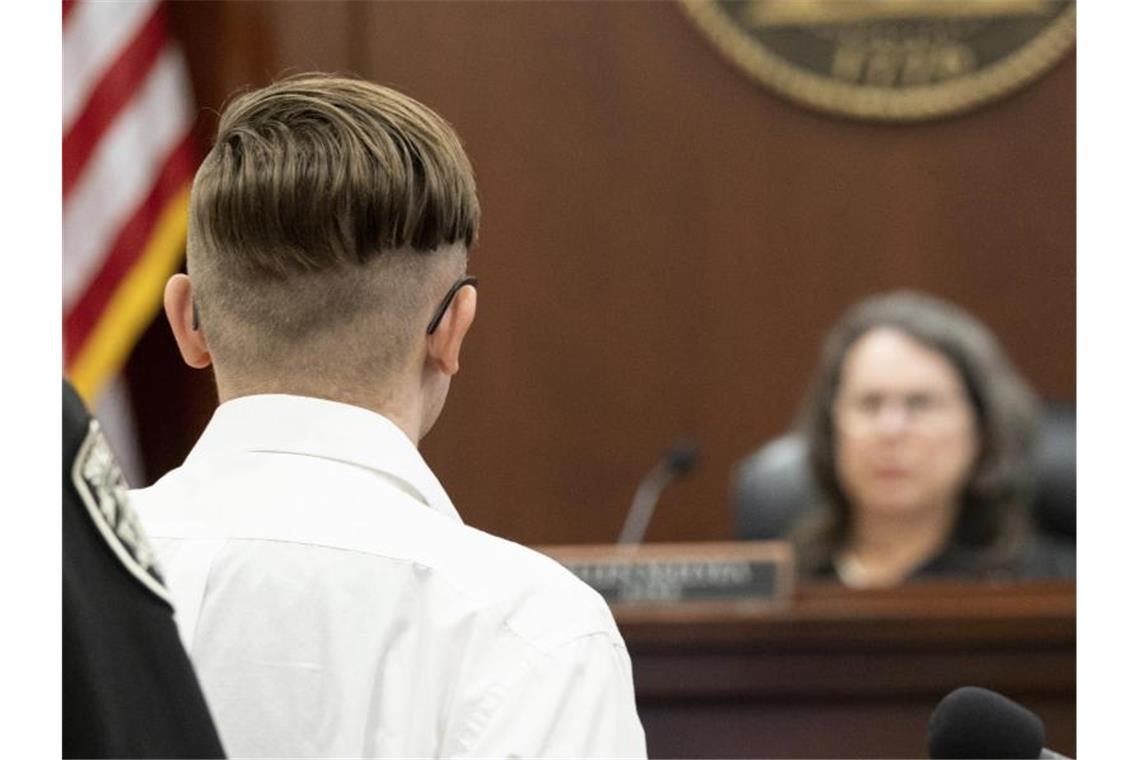 Tödliche Angriffe in Massagesalons - lebenslang für Schützen Der Angeklagte (l) steht vor Richterin Ellen McElyea während einer Anhörung vor dem Superior Court of Cherokee County. Foto: Ben Gray/Pool Atlanta Journal-Constitution/AP/dpa