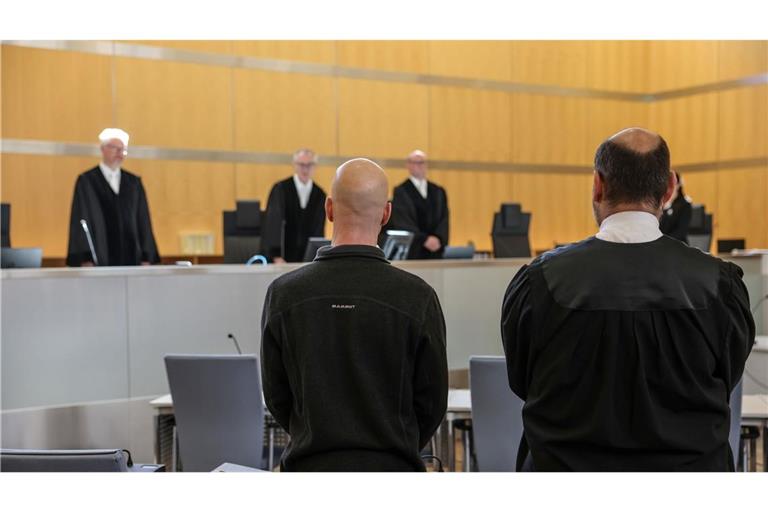 Der Angeklagte (l, vorne) neben seinem Anwalt Marvin Schroth (r) im Gerichtssaal in Düsseldorf.