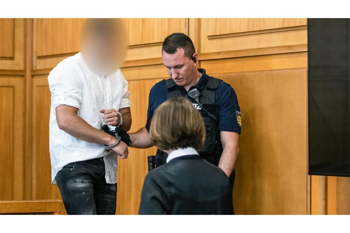Der Angeklagte (l) wird von einem Justizbeamten in einen Gerichtssaal des Landgerichts Heilbronn geführt (Archivbild).