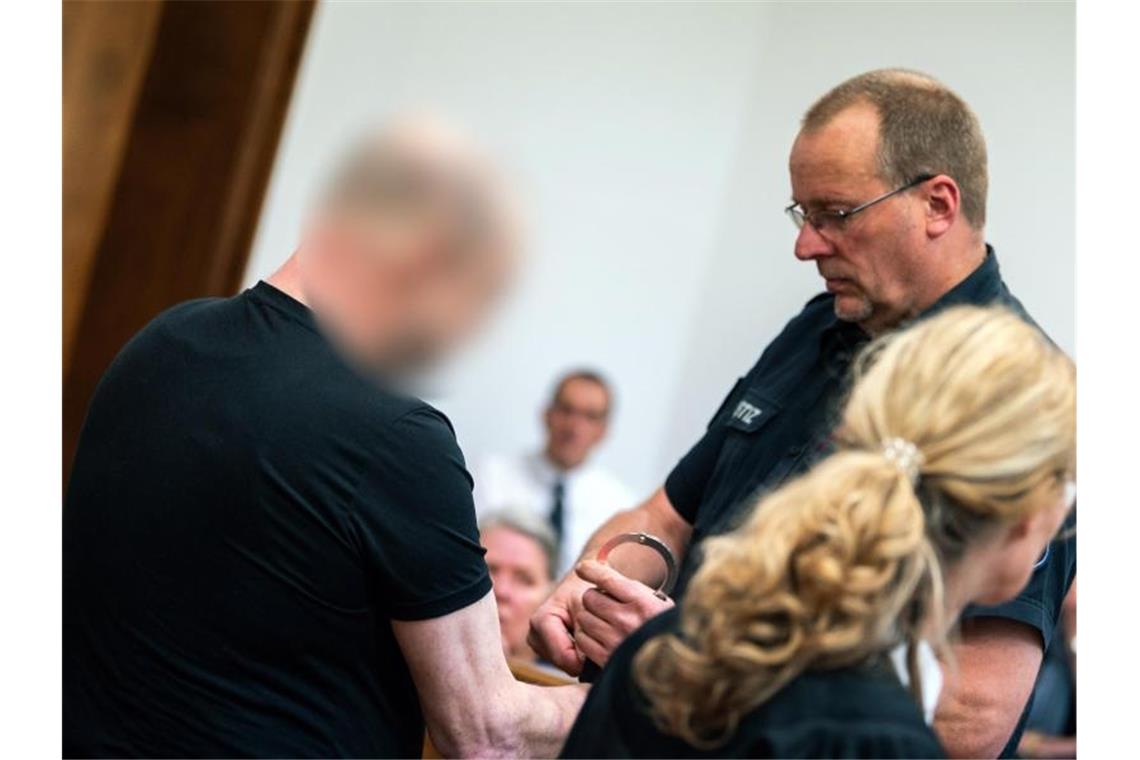 Pflegevater missbrauchte Jungen - über zehn Jahre Haft Der Angeklagte (l) wurde zu zehn Jahren und drei Monaten mit anschließender Sicherungsverwahrung verurteilt. Foto: Mohssen Assanimoghaddam