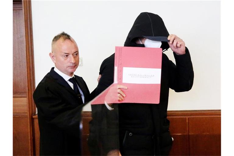 Der Angeklagte LKW-Fahrer (r) und sein Anwalt vor Beginn des Prozesses. Foto: Roland Weihrauch/dpa