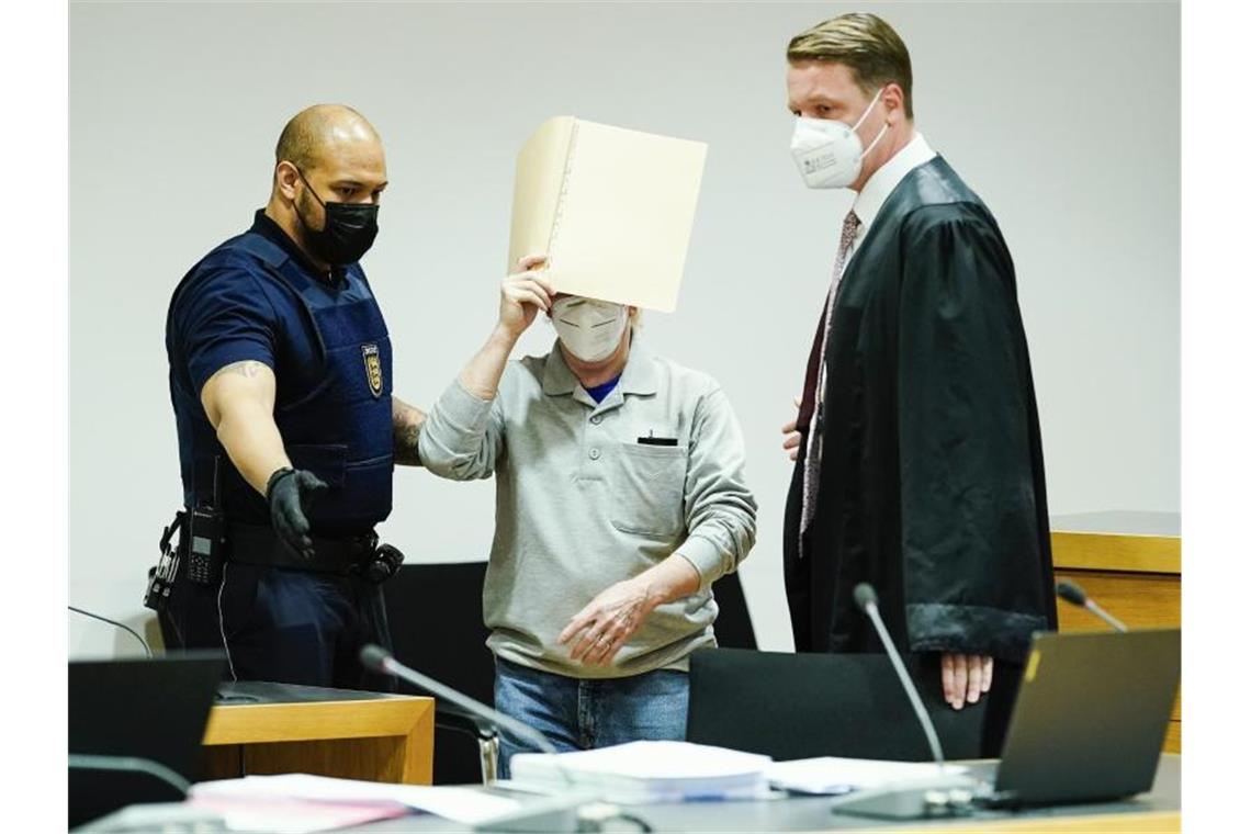 Paketbomben-Prozess: Gutachter entlastet Angeklagten Der Angeklagte (M) kommt im September in den Gerichtssaal des Landgerichts. Foto: Uwe Anspach/dpa pool/dpa/Archivbild