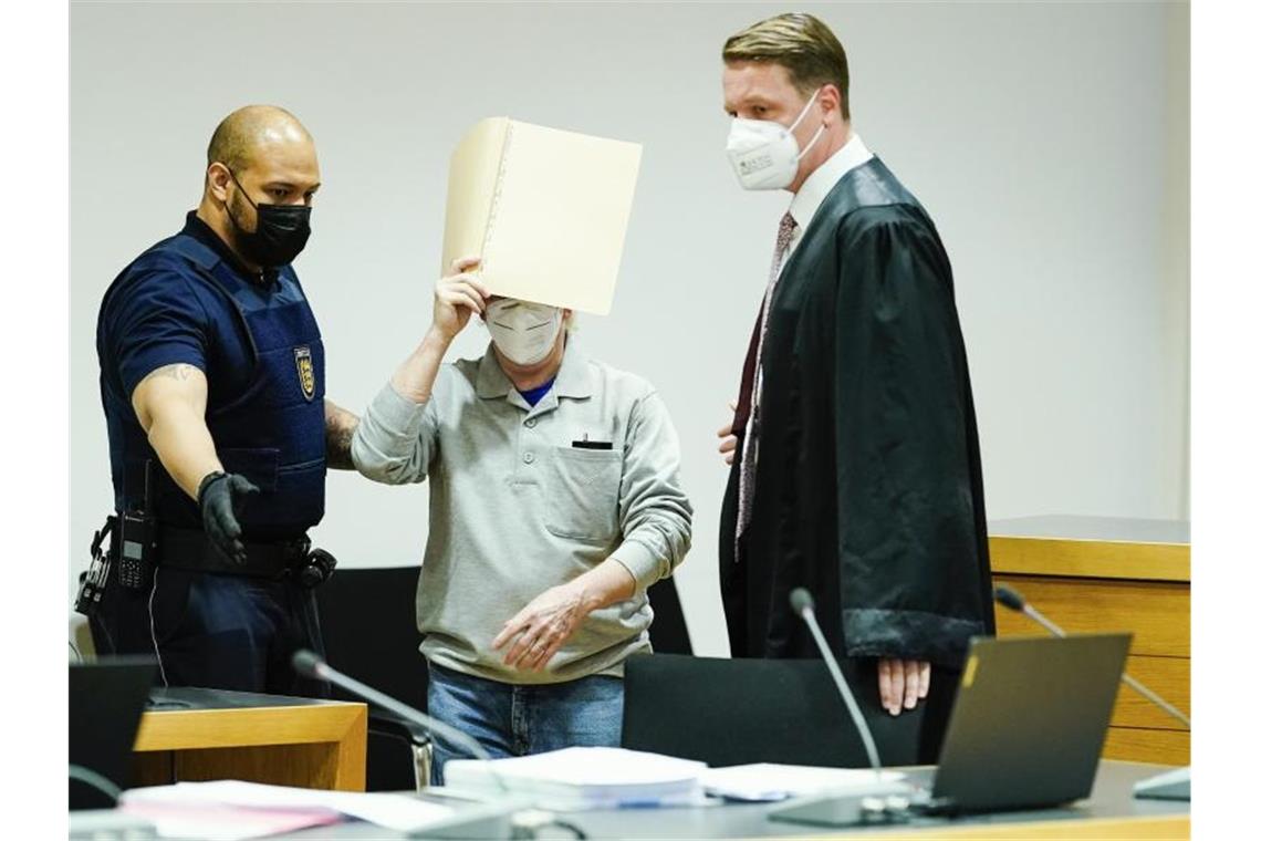 Der Angeklagte (M) mit seinem Anwalt Steffen Lindberg (r) und einem Justizbeamten zu Prozessbeginn im September im Gericht. Foto: Uwe Anspach/dpa-pool/dpa