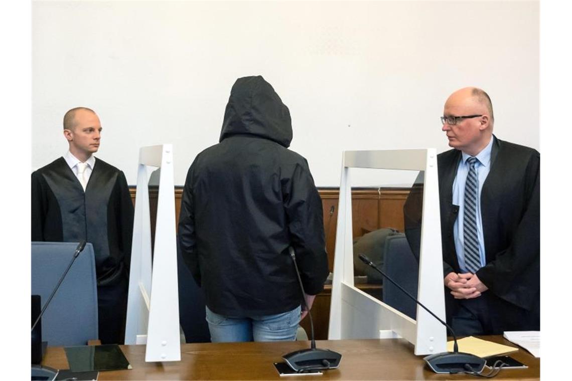 Mord an Schülerin: Richter verhängen lebenslange Haft Der Angeklagte (M) spricht im Landgericht mit seinen Anwälten. Der 56-Jährige wurde für den Mord im Herbst 1993 schuldig gesprochen. Foto: Bernd Thissen/dpa