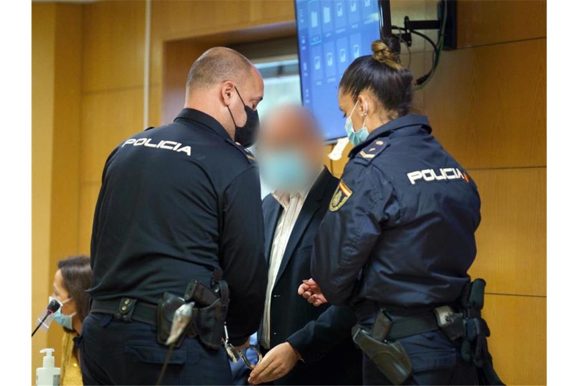 Geschworene beraten sich im Mordprozess gegen Deutschen Der Angeklagte (M) vor Beginn der Verhandlung im Gerichtssaal. Foto: Ramón De La Rocha/EFE Pool/dpa