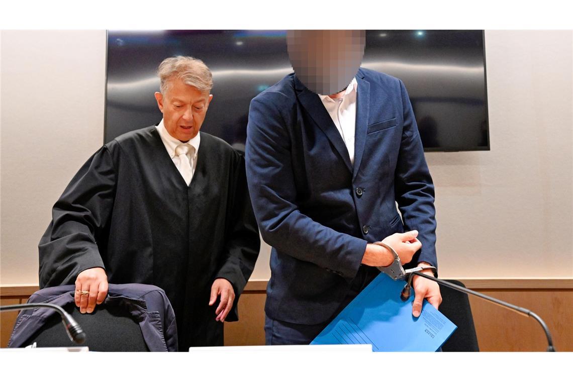 Der Angeklagte macht Angaben zur Person