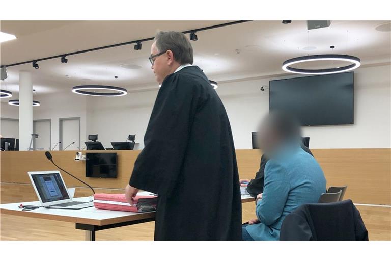 Der Angeklagte (Mitte r) sitzt neben seinem Anwalt Markus Bessler (l) im Verhandlungssaal im Landgericht Freiburg.