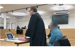 Der Angeklagte (Mitte r) sitzt neben seinem Anwalt Markus Bessler (l) im Verhandlungssaal im Landgericht Freiburg.