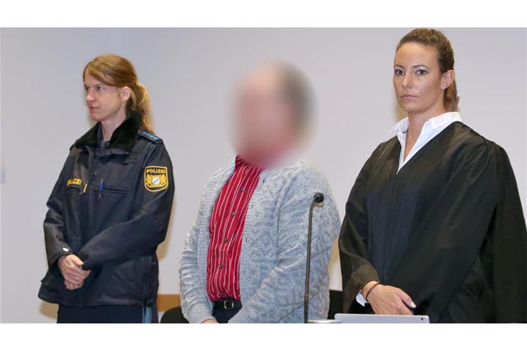 Der Angeklagte (Mitte) steht zum Prozessauftakt neben seiner Anwältin Martina Sulzberger (rechts) im Gerichtssaal des Strafjustizzentrums.