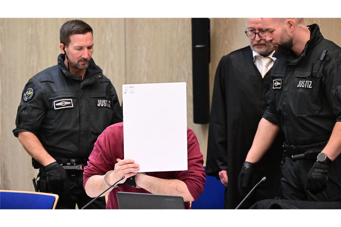 „Getrieben von starker Wut“ – Angeklagter sitzt teilnahmslos im Saal Der Angeklagte muss sich vor dem Landgericht Mannheim verantworten.