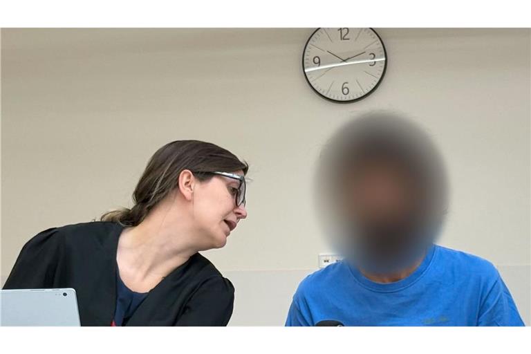Der Angeklagte neben seiner Verteidigerin.
