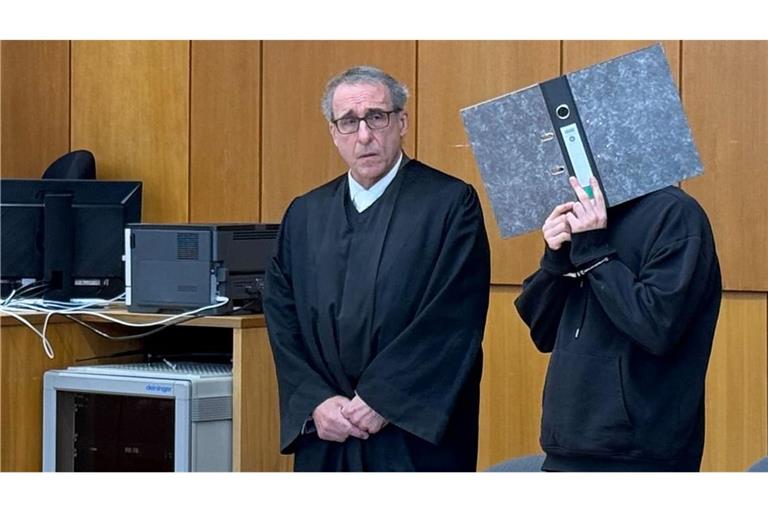 Der Angeklagte (r) im Prozess um eine getötete Seniorin in Kehl steht im Gerichtssaal des Landgerichts Offenburg neben seinem Anwalt Wolfgang Reichert.