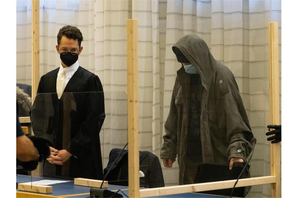 Hunderte Fälle: Prozess wegen Kindesmissbrauchs gestartet Der Angeklagte (r) steht neben seinem Verteidiger (l). Foto: Philipp von Ditfurth/dpa