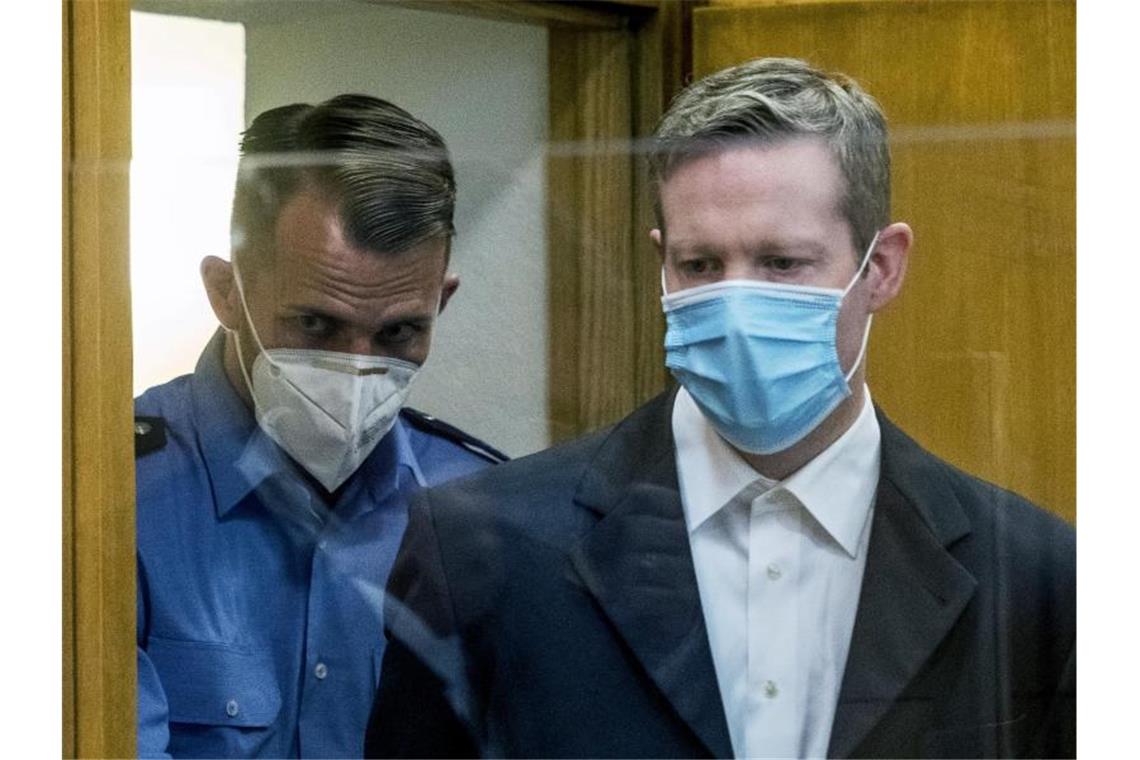 Zäher Prozessstart im Mordfall Walter Lübcke Der Angeklagte (r) wird am ersten Tag des Prozesses mit Mundschutz in einen Gerichtssaal des Oberlandesgerichts gebracht. Foto: Thomas Lohnes/Getty Images Europe/Pool/dpa