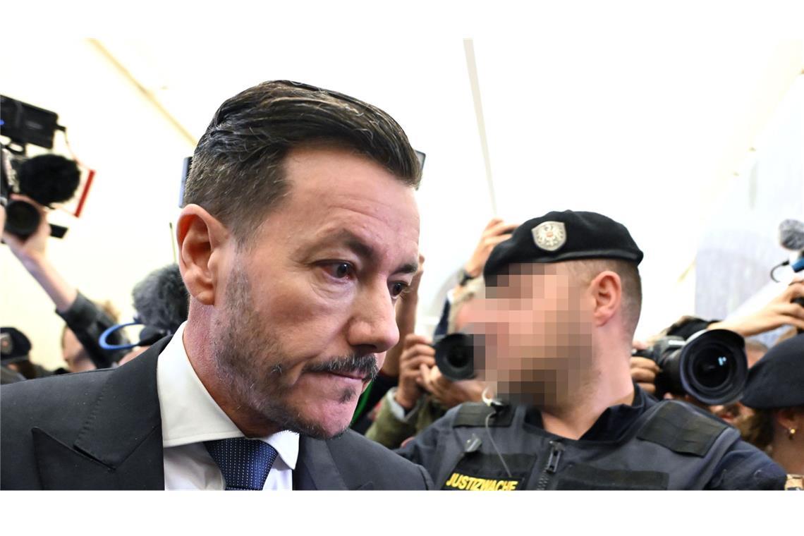 Der Angeklagte René Benko verlässt nach der Urteilsverkündung am zweiten Verhandlungstag das Landesgericht. Der Ex-Milliardär ist wegen Schädigung seiner Gläubiger zu zwei Jahren Haft verurteilt worden.