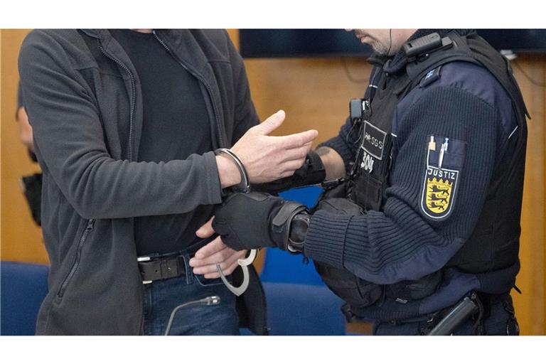 Der Angeklagte schweigt.